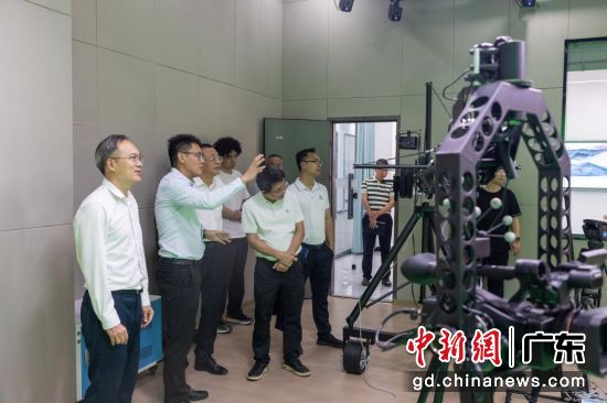 赤坎区调研团参访湛江科技学院实验室。 郑嘉健 摄 赤坎区调研团参访湛江科技学院实验室。 郑嘉健 摄