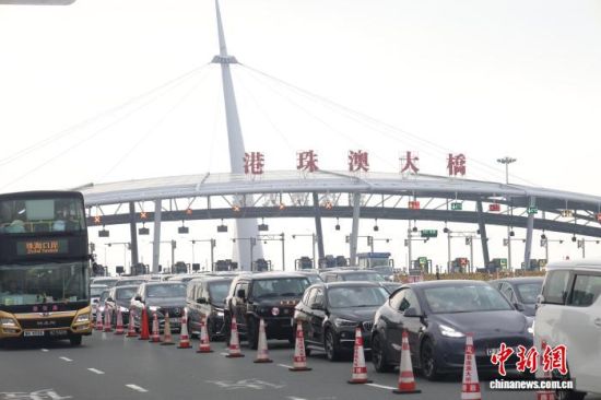 清明假期,港珠澳大桥珠海公路口岸迎来港澳车辆入境高峰。黎钊德 摄 清明假期,港珠澳大桥珠海公路口岸迎来港澳车辆入境高峰。黎钊德 摄