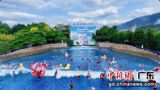 焕新回归的冰川水谷3米高海啸冲浪。森波拉度假区 供图 焕新回归的冰川水谷3米高海啸冲浪。森波拉度假区 供图