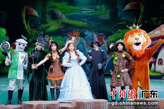 童话冒险舞台剧《奥兹国奇幻之旅》。森波拉度假区 供图 童话冒险舞台剧《奥兹国奇幻之旅》。森波拉度假区 供图