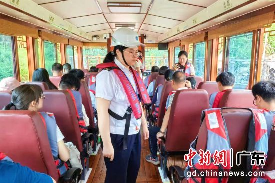 执法人员紧盯民众水运出行安全。黎国强 摄 执法人员紧盯民众水运出行安全。黎国强 摄