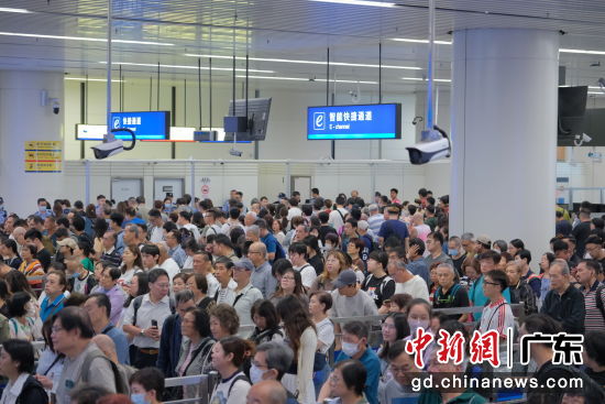 莲塘边检站推行“分类候检、分区查验”疏导模式。莲塘边检站供图 莲塘边检站推行“分类候检、分区查验”疏导模式。莲塘边检站供图
