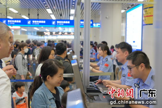 莲塘边检站启用新型临时查验人工台。莲塘边检站供图 莲塘边检站启用新型临时查验人工台。莲塘边检站供图