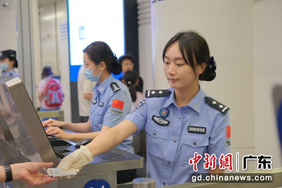 民警为旅客办理入境边检手续。莲塘边检站供图 民警为旅客办理入境边检手续。莲塘边检站供图