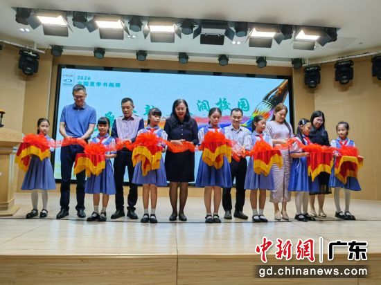 “传承古韵,美润校园”书画展开幕。主办方 供图 “传承古韵,美润校园”书画展开幕。主办方 供图