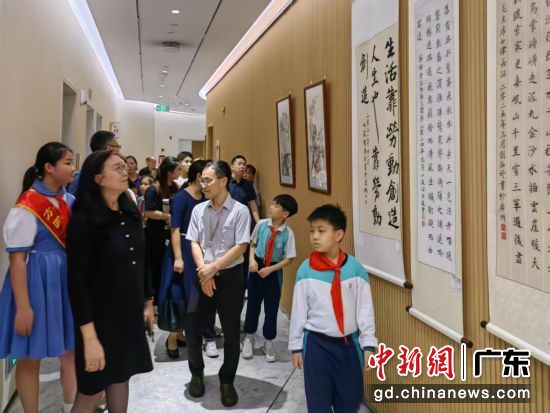 嘉宾观众观展。主办方 供图 嘉宾观众观展。主办方 供图