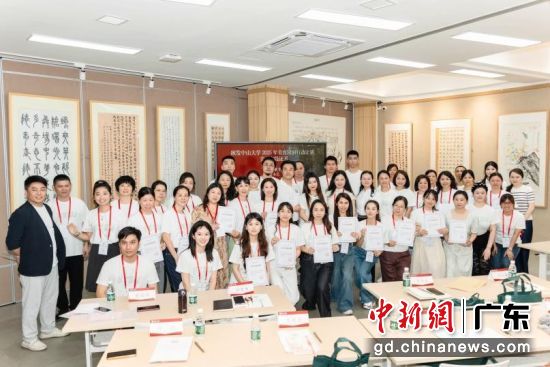 中山大学青少年美育支持计划团队为潮州四校美育教师开展师资培训。通讯员 供图 中山大学青少年美育支持计划团队为潮州四校美育教师开展师资培训。通讯员 供图