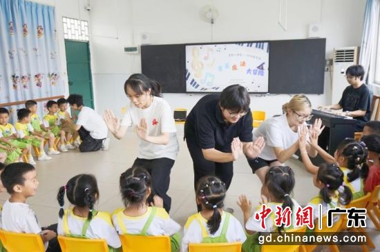 中山大学青少年美育支持计划团队为连州丰阳中心幼儿园开展音乐小课堂。通讯员 供图 中山大学青少年美育支持计划团队为连州丰阳中心幼儿园开展音乐小课堂。通讯员 供图