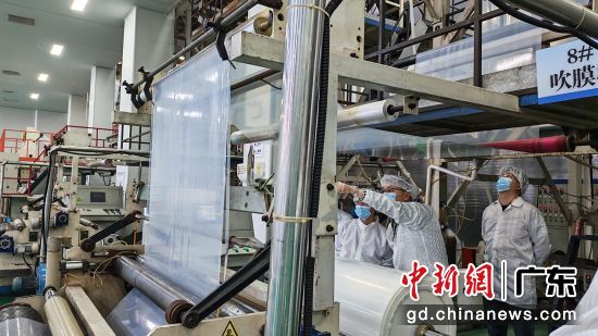 广东石化人员到下游用户走访产品使用情况。莫云峰摄 广东石化人员到下游用户走访产品使用情况。莫云峰摄
