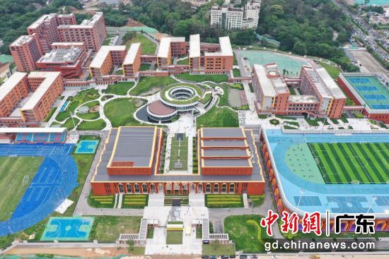 航拍镜头下的广州清华附中湾区学校二期校区。中国能建葛洲坝建设公司 供图 航拍镜头下的广州清华附中湾区学校二期校区。中国能建葛洲坝建设公司 供图