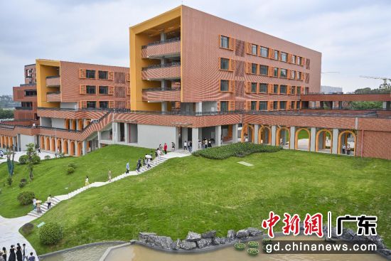 校园建筑错落有致。中国能建葛洲坝建设公司 供图 校园建筑错落有致。中国能建葛洲坝建设公司 供图