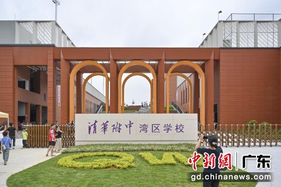 学校大门。供图 学校大门。供图