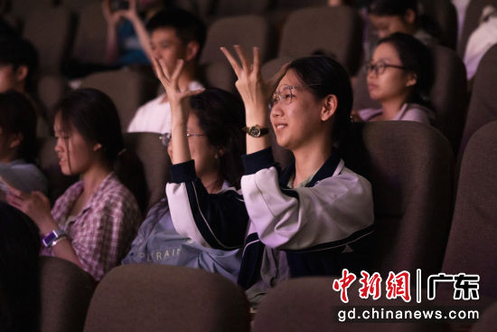观众用刚学会的手语“鼓掌”致敬。刘子恒 摄 观众用刚学会的手语“鼓掌”致敬。刘子恒 摄