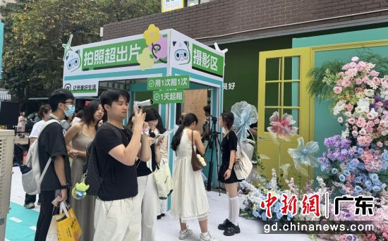 市民正在体验数码产品。主办方 供图 市民正在体验数码产品。主办方 供图