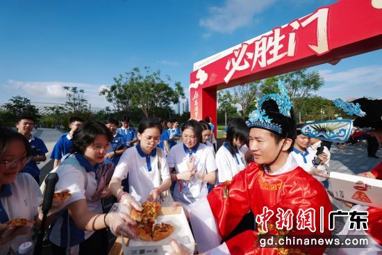 深圳高三学子举行“侨高逐梦行,必胜赴金榜”考前解压徒步活动。通讯员 供图 深圳高三学子举行“侨高逐梦行,必胜赴金榜”考前解压徒步活动。通讯员 供图
