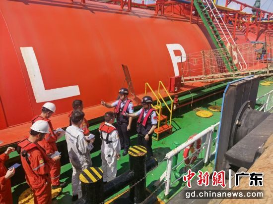 5月22日,湛江边检站执勤民警对中科首艘液化石油气出境船舶进行登轮检查。湛江边检站 供图 5月22日,湛江边检站执勤民警对中科首艘液化石油气出境船舶进行登轮检查。湛江边检站 供图