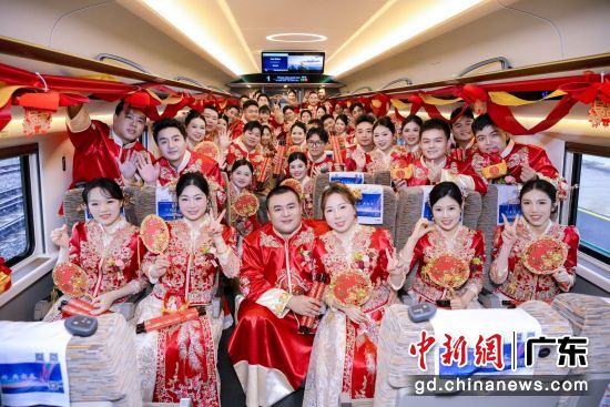 5月20日,中国铁路广州局集团有限公司广州动车段迎来了一场别开生面的集体婚礼,22对新人在朝夕相伴的动车旁喜结连理。国铁广州局 供图 5月20日,中国铁路广州局集团有限公司广州动车段迎来了一场别开生面的集体婚礼,22对新人在朝夕相伴的动车旁喜结连理。国铁广州局 供图