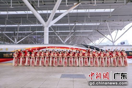 5月20日,中国铁路广州局集团有限公司广州动车段迎来了一场别开生面的集体婚礼,22对新人在朝夕相伴的动车旁喜结连理。国铁广州局 供图 5月20日,中国铁路广州局集团有限公司广州动车段迎来了一场别开生面的集体婚礼,22对新人在朝夕相伴的动车旁喜结连理。国铁广州局 供图