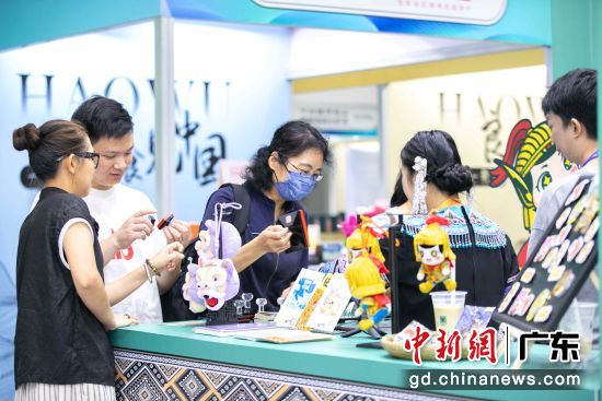 田阳非遗文创产品吸引市民驻足。主办方供图 田阳非遗文创产品吸引市民驻足。主办方供图