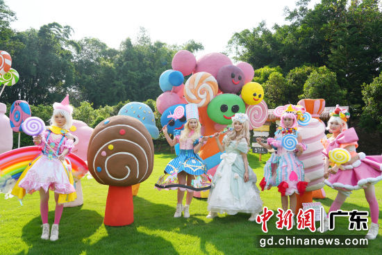 身着糖果主题服饰的 NPC活力巡游。森波拉景区 供图 身着糖果主题服饰的 NPC活力巡游。森波拉景区 供图