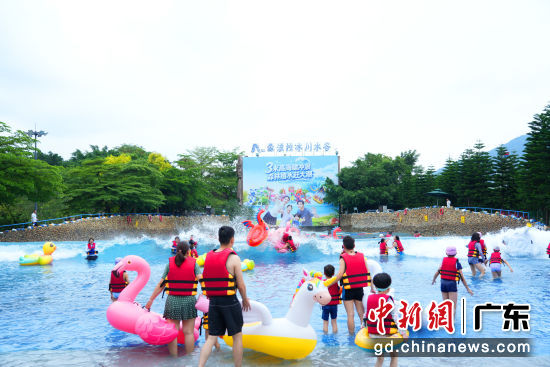 游客体验水上游乐。森波拉景区 供图 游客体验水上游乐。森波拉景区 供图