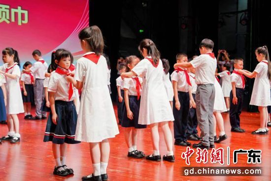老队员为新队员佩戴红领巾。 共青团广州市委员会 供图 老队员为新队员佩戴红领巾。 共青团广州市委员会 供图
