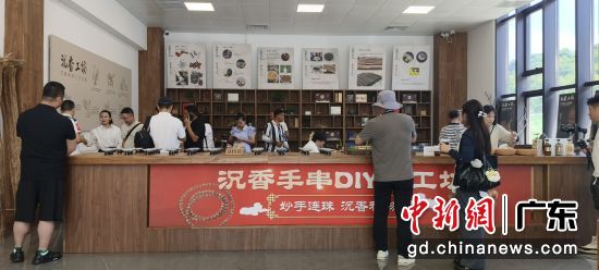采风团一行参观沉香工坊。梁晶晶 摄 采风团一行参观沉香工坊。梁晶晶 摄