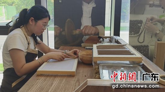 工人在制作沉香线香。梁晶晶 摄 工人在制作沉香线香。梁晶晶 摄