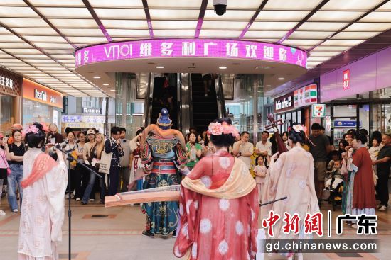 2026年越秀商管悦潮节以“悦潮敦煌”为主题,首次携手广州独家敦煌石窟艺术大展“一念敦煌”,将深厚的中华文脉深度植入商业场景。主办方 供图 2026年越秀商管悦潮节以“悦潮敦煌”为主题,首次携手广州独家敦煌石窟艺术大展“一念敦煌”,将深厚的中华文脉深度植入商业场景。主办方 供图
