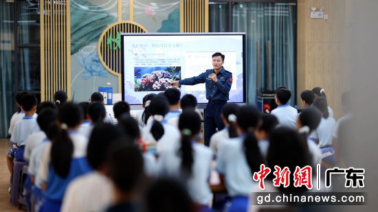 东莞海警局组织普法小分队深入辖区小学,开展“守护蔚蓝 少年同行”海洋普法宣讲活动。通讯员 供图 东莞海警局组织普法小分队深入辖区小学,开展“守护蔚蓝 少年同行”海洋普法宣讲活动。通讯员 供图