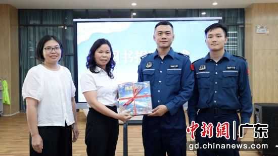 海警执法员向学校赠送海洋科普书籍百余册,为孩子们送上“蓝色大礼包”。通讯员 供图 海警执法员向学校赠送海洋科普书籍百余册,为孩子们送上“蓝色大礼包”。通讯员 供图