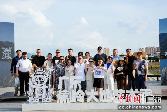 艺术家与艺术季团队在启动仪式上合影。主办方供图 艺术家与艺术季团队在启动仪式上合影。主办方供图