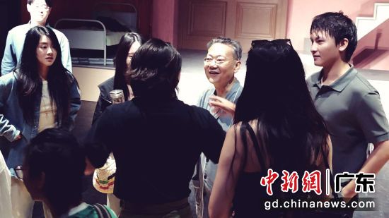 张广天戏剧作品《十棵樱桃树的樱桃园》 演后谈。主办方 供图 张广天戏剧作品《十棵樱桃树的樱桃园》 演后谈。主办方 供图