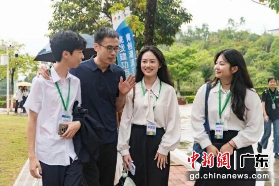 该校领导到赛事现场为学子加油打气。湛江科技学院供图 该校领导到赛事现场为学子加油打气。湛江科技学院供图
