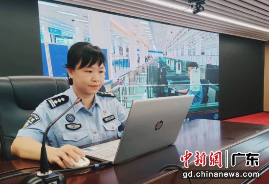 钟莉为全队民警授课。皇岗边检站供图 钟莉为全队民警授课。皇岗边检站供图