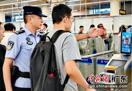 黄国春引导出境旅客正确使用智能快捷通道“刷脸”通关。皇岗边检站供图 黄国春引导出境旅客正确使用智能快捷通道“刷脸”通关。皇岗边检站供图