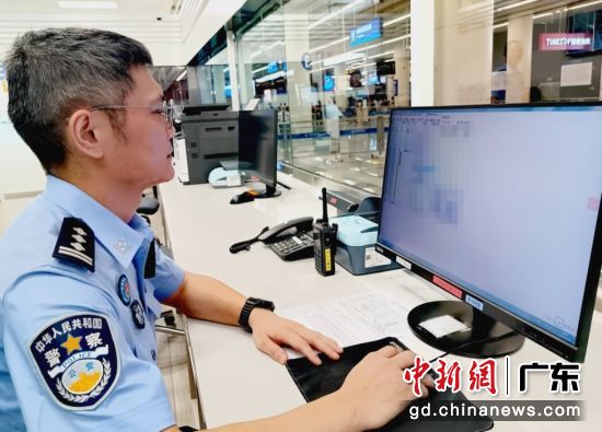谭震在认真学习旅检业务。皇岗边检站供图 谭震在认真学习旅检业务。皇岗边检站供图