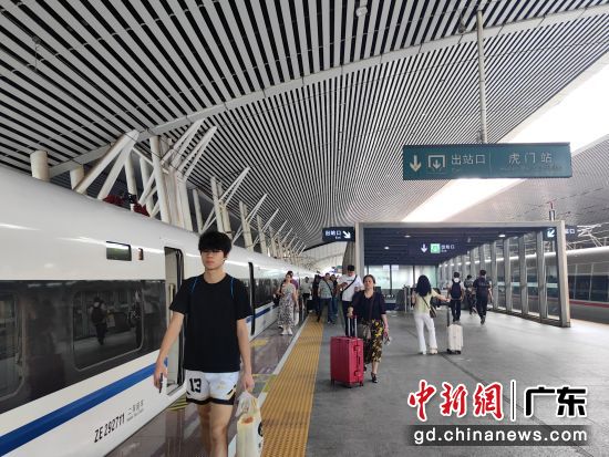 旅客到达虎门站。王琨玥 摄 旅客到达虎门站。王琨玥 摄