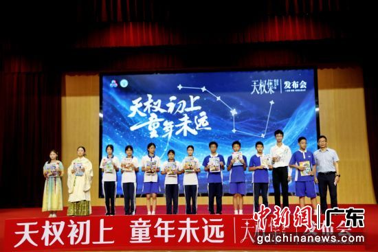 发放稿费。受访者供图 发放稿费。受访者供图