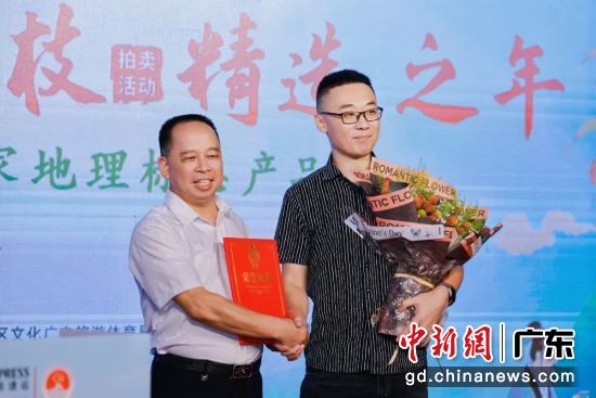 颁发证书。主办方供图 颁发证书。主办方供图