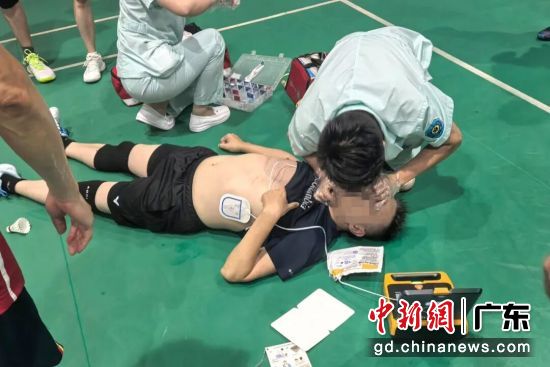 现场医护人员紧急施救。廉江市人民医院供图 现场医护人员紧急施救。廉江市人民医院供图