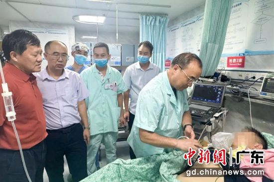 专家团队参与会诊施救。陈俊任 摄 专家团队参与会诊施救。陈俊任 摄