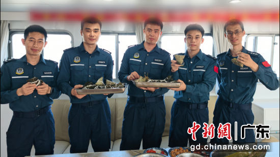 执法员裹紧端午“粽”,凝聚奋进合力。中山海警局 供图 执法员裹紧端午“粽”,凝聚奋进合力。中山海警局 供图