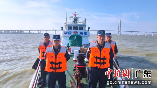 海警坚守甲板一线,筑牢海上防线。中山海警局 供图 海警坚守甲板一线,筑牢海上防线。中山海警局 供图