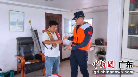 执法员走访群众,送上端午关怀。中山海警局 供图 执法员走访群众,送上端午关怀。中山海警局 供图