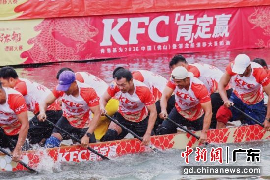 佛山叠滘龙船漂移大赛“开飙”,圣堂赛区15纪录刷新。主办方 供图 佛山叠滘龙船漂移大赛“开飙”,圣堂赛区15纪录刷新。主办方 供图