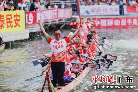 佛山叠滘龙船漂移大赛“开飙”,圣堂赛区15纪录刷新。主办方 供图 佛山叠滘龙船漂移大赛“开飙”,圣堂赛区15纪录刷新。主办方 供图