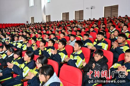 学生聆听宣讲。主办方供图 学生聆听宣讲。主办方供图