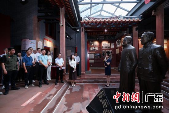 参观中共宝安县第一次党代会会址博物馆。主办方供图 参观中共宝安县第一次党代会会址博物馆。主办方供图