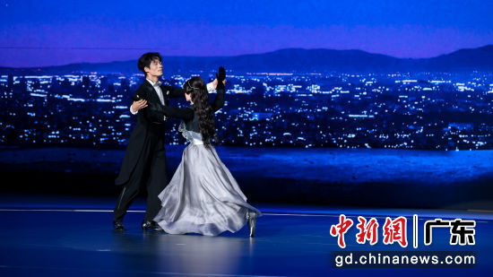 6月30日,全尺寸超仿生人形机器人U1在深圳发布。图为双人舞表演。彭程 摄 6月30日,全尺寸超仿生人形机器人U1在深圳发布。图为双人舞表演。彭程 摄